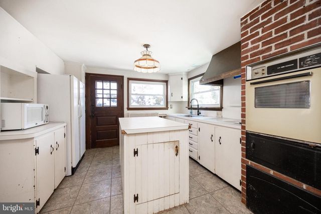 1504 CALN MEETINGHOUSE RD, Downingtown, PA 19335