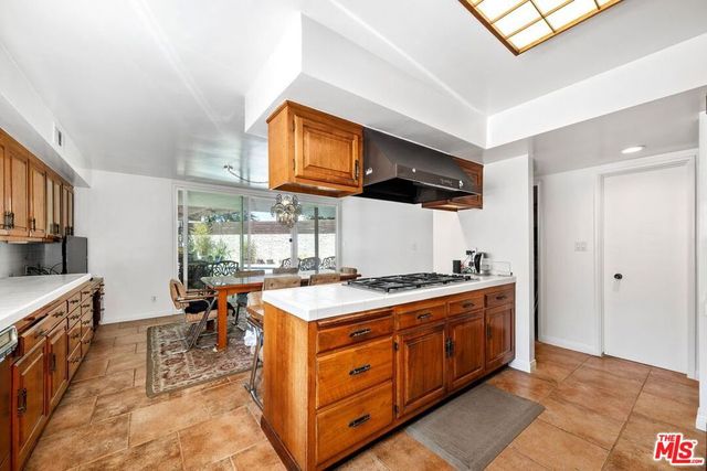 6505 S Halm Avenue, Los Angeles, CA 90056