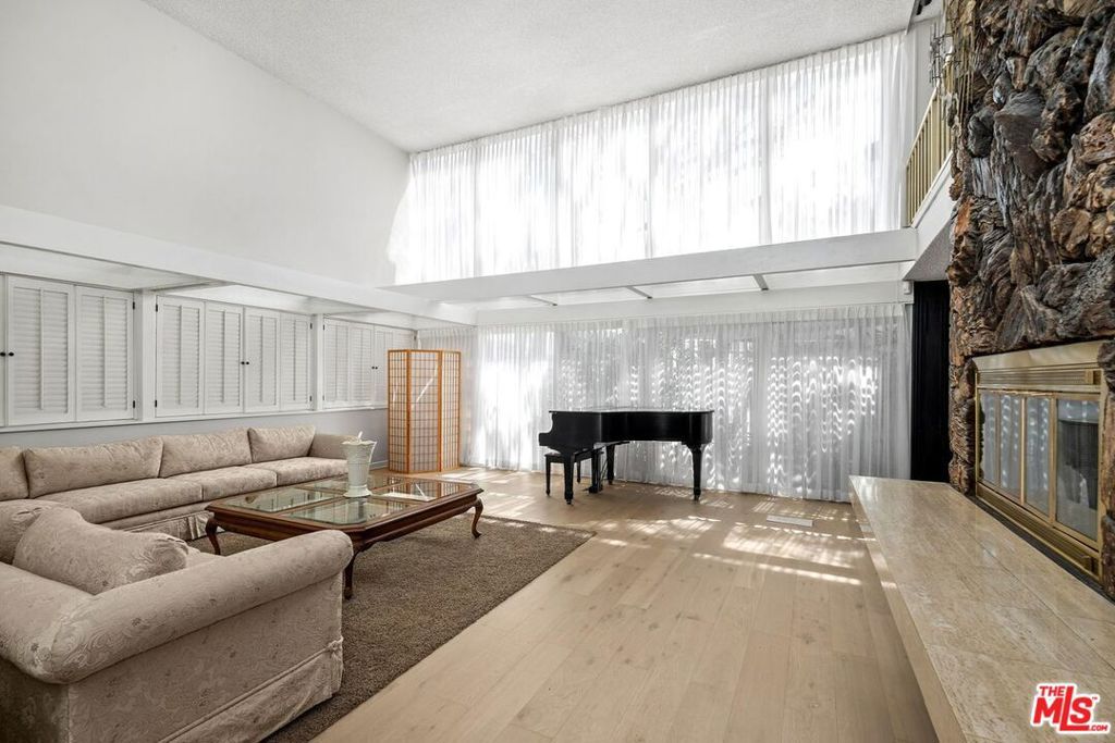 6505 S Halm Avenue, Los Angeles, CA 90056
