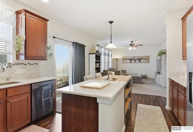 2121 Glacier Drive, Papillion, NE 68046