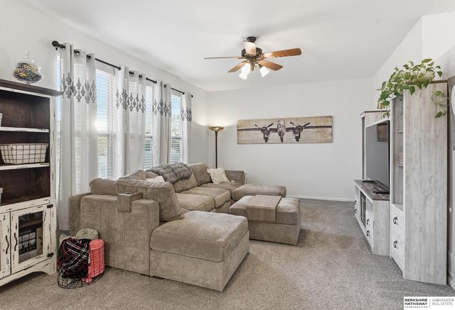 2121 Glacier Drive, Papillion, NE 68046