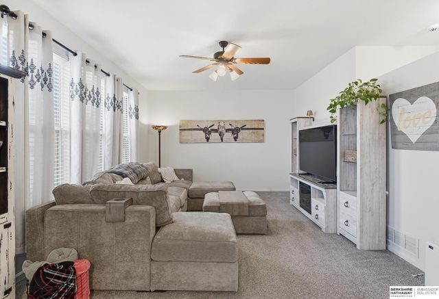 2121 Glacier Drive, Papillion, NE 68046