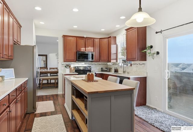 2121 Glacier Drive, Papillion, NE 68046