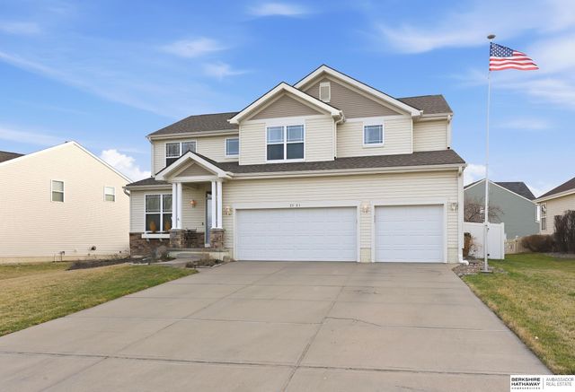 2121 Glacier Drive, Papillion, NE 68046