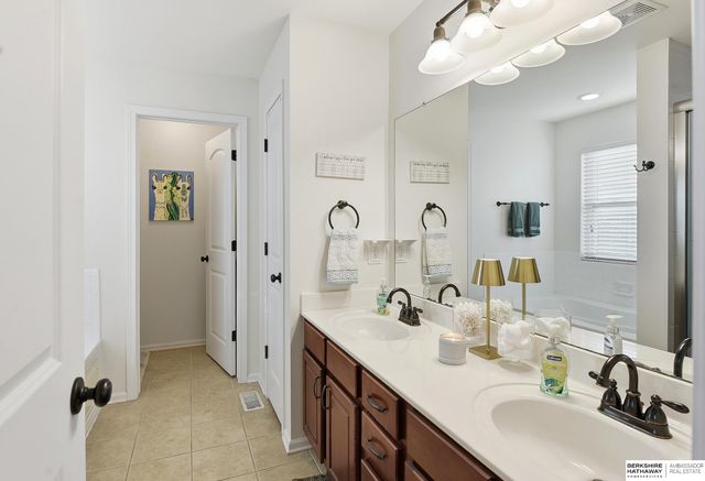 2121 Glacier Drive, Papillion, NE 68046