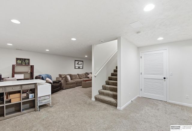 2121 Glacier Drive, Papillion, NE 68046