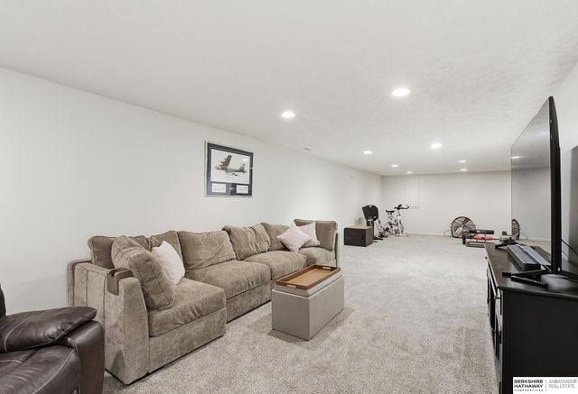 2121 Glacier Drive, Papillion, NE 68046