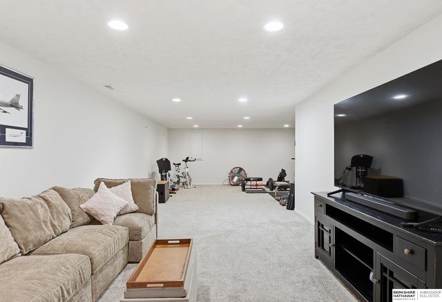 2121 Glacier Drive, Papillion, NE 68046