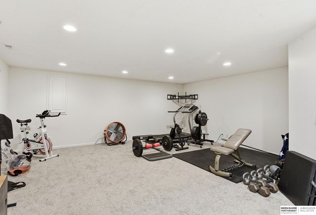 2121 Glacier Drive, Papillion, NE 68046