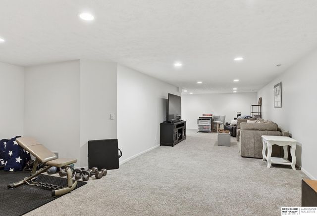 2121 Glacier Drive, Papillion, NE 68046