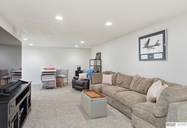 2121 Glacier Drive, Papillion, NE 68046