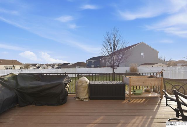 2121 Glacier Drive, Papillion, NE 68046