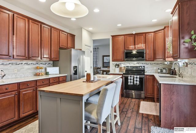 2121 Glacier Drive, Papillion, NE 68046