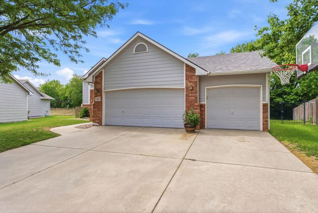 807 N Linden Ln, Derby, KS 67037