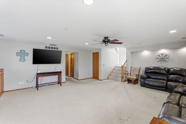 807 N Linden Ln, Derby, KS 67037