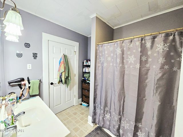 145 W 19TH Street, Baxter Springs, KS 66713