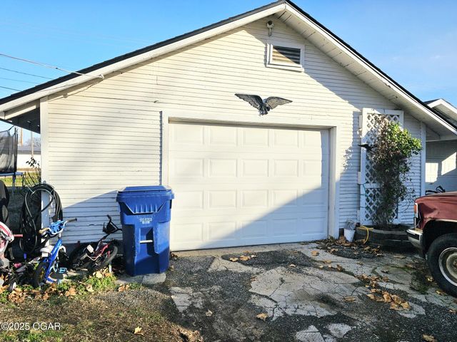 145 W 19TH Street, Baxter Springs, KS 66713