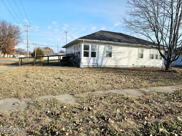 145 W 19TH Street, Baxter Springs, KS 66713