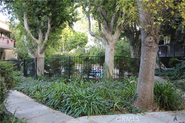 7304 Corbin Avenue F, Reseda (los Angeles), CA 91335