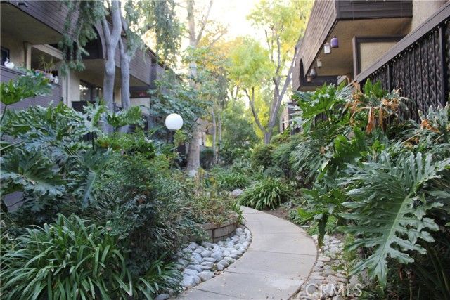 7304 Corbin Avenue F, Reseda (los Angeles), CA 91335