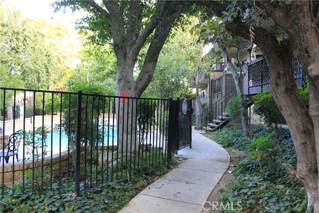 7304 Corbin Avenue F, Reseda (los Angeles), CA 91335