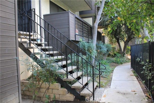 7304 Corbin Avenue F, Reseda (los Angeles), CA 91335