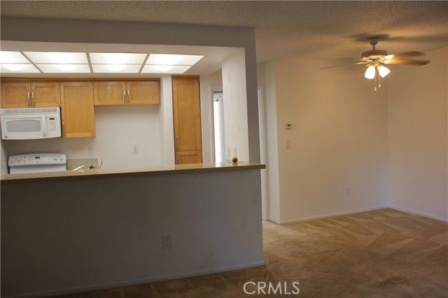 7304 Corbin Avenue F, Reseda (los Angeles), CA 91335