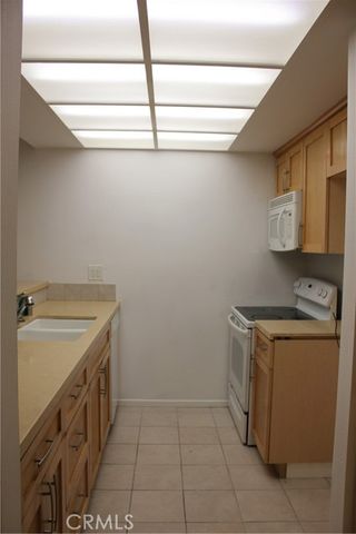 7304 Corbin Avenue F, Reseda (los Angeles), CA 91335