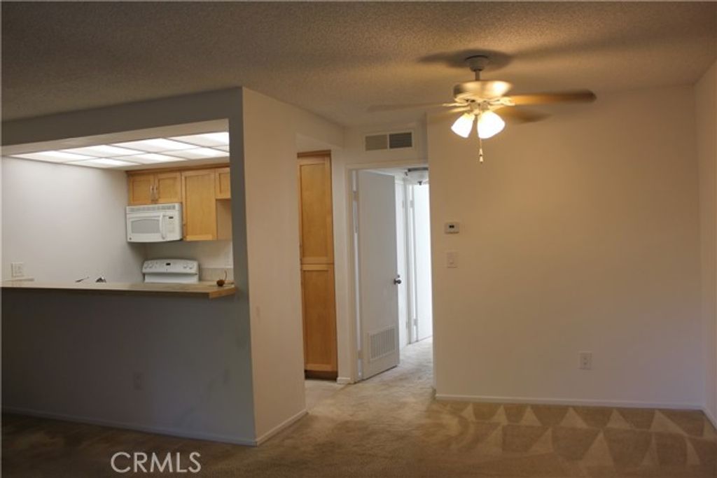 7304 Corbin Avenue F, Reseda (los Angeles), CA 91335