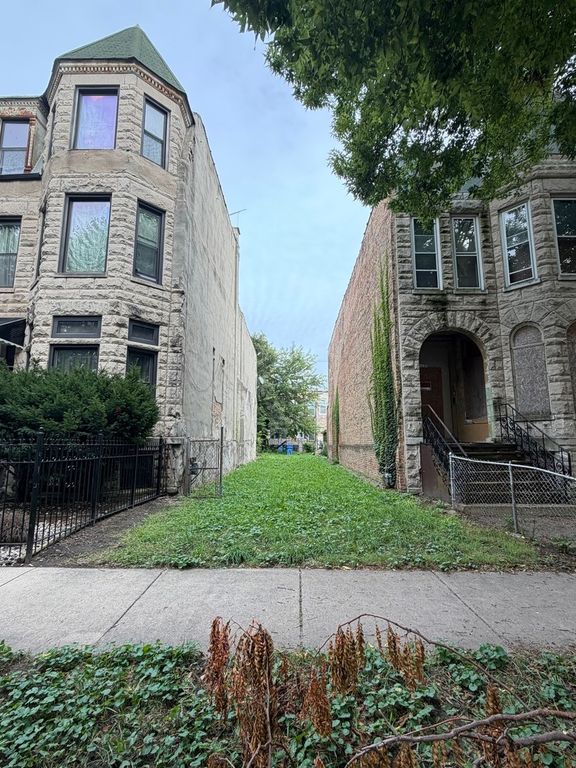 3635 S Giles Avenue, Chicago, IL 60653