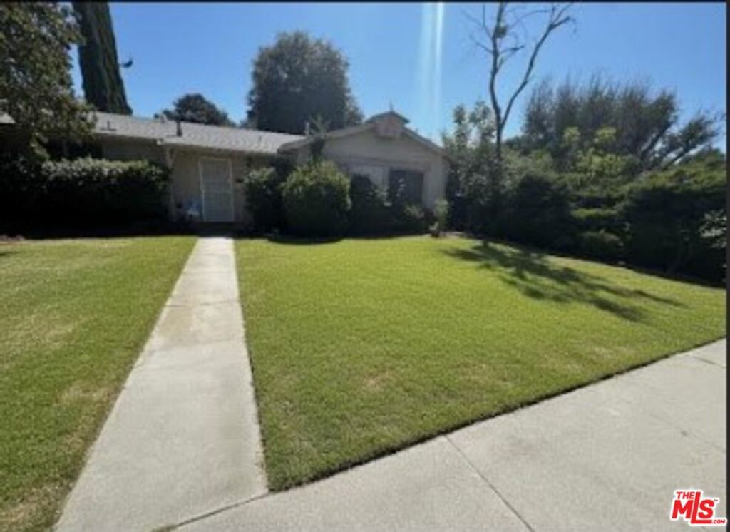 23432 Victory Boulevard, Woodland Hills, CA 91367