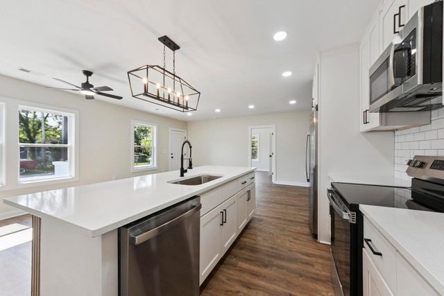 2136 Commander, North Charleston, SC 29405