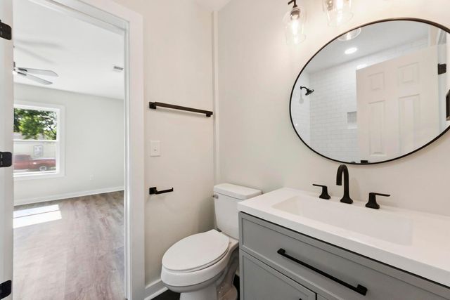 2136 Commander, North Charleston, SC 29405