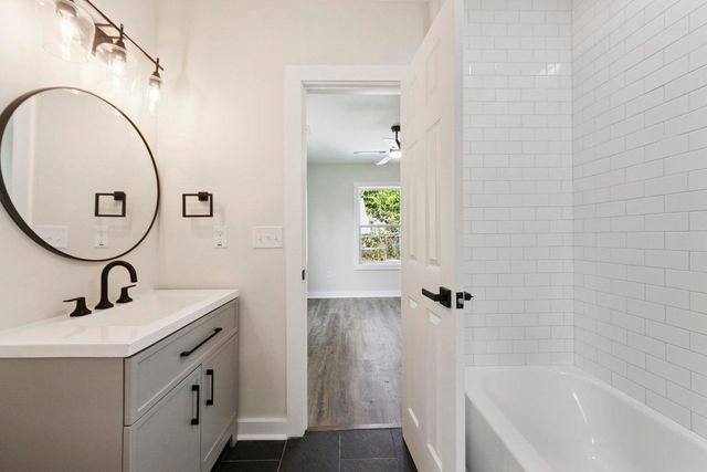 2136 Commander, North Charleston, SC 29405