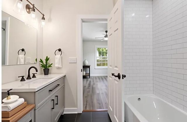 2136 Commander, North Charleston, SC 29405