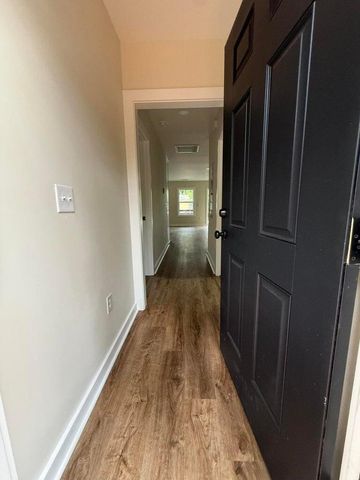 2136 Commander, North Charleston, SC 29405