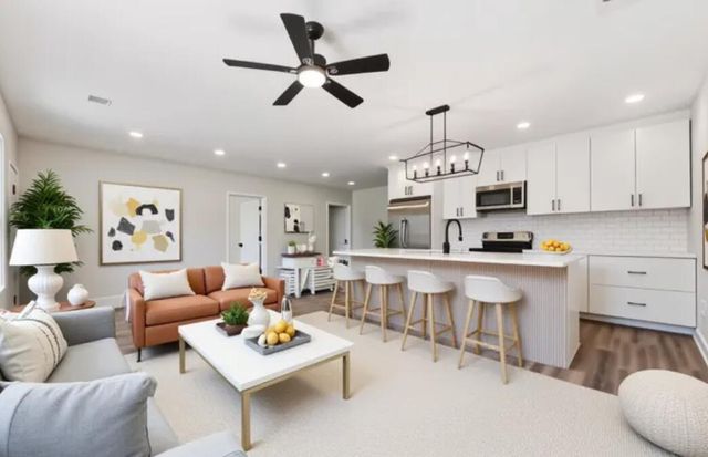 2136 Commander, North Charleston, SC 29405