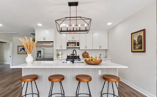 2136 Commander, North Charleston, SC 29405