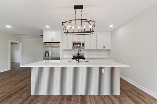 2136 Commander, North Charleston, SC 29405