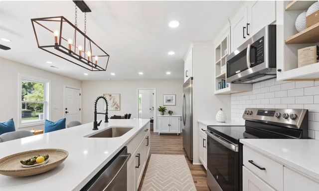 2136 Commander, North Charleston, SC 29405