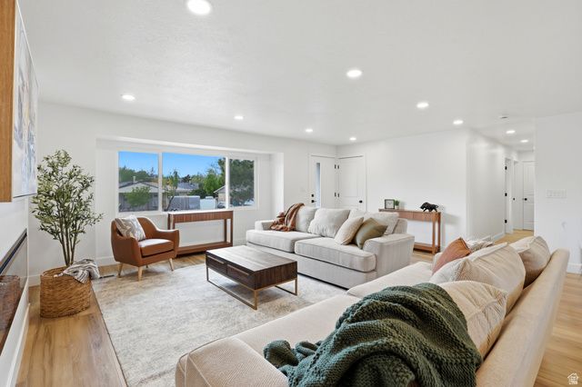 8643 S VAQUERO DR, Sandy, UT 84094