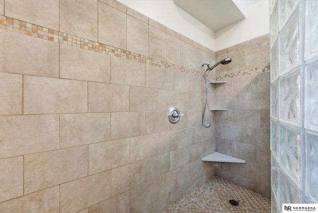 8714 Raven Oaks Drive, Omaha, NE 68152