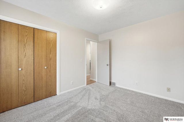 8714 Raven Oaks Drive, Omaha, NE 68152