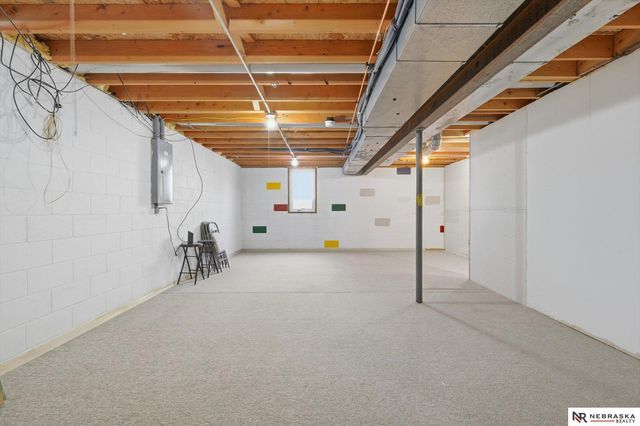 8714 Raven Oaks Drive, Omaha, NE 68152