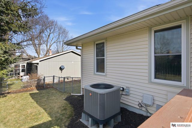 8714 Raven Oaks Drive, Omaha, NE 68152