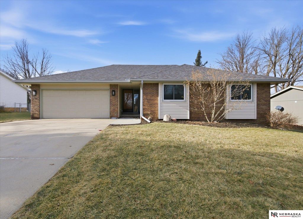 8714 Raven Oaks Drive, Omaha, NE 68152