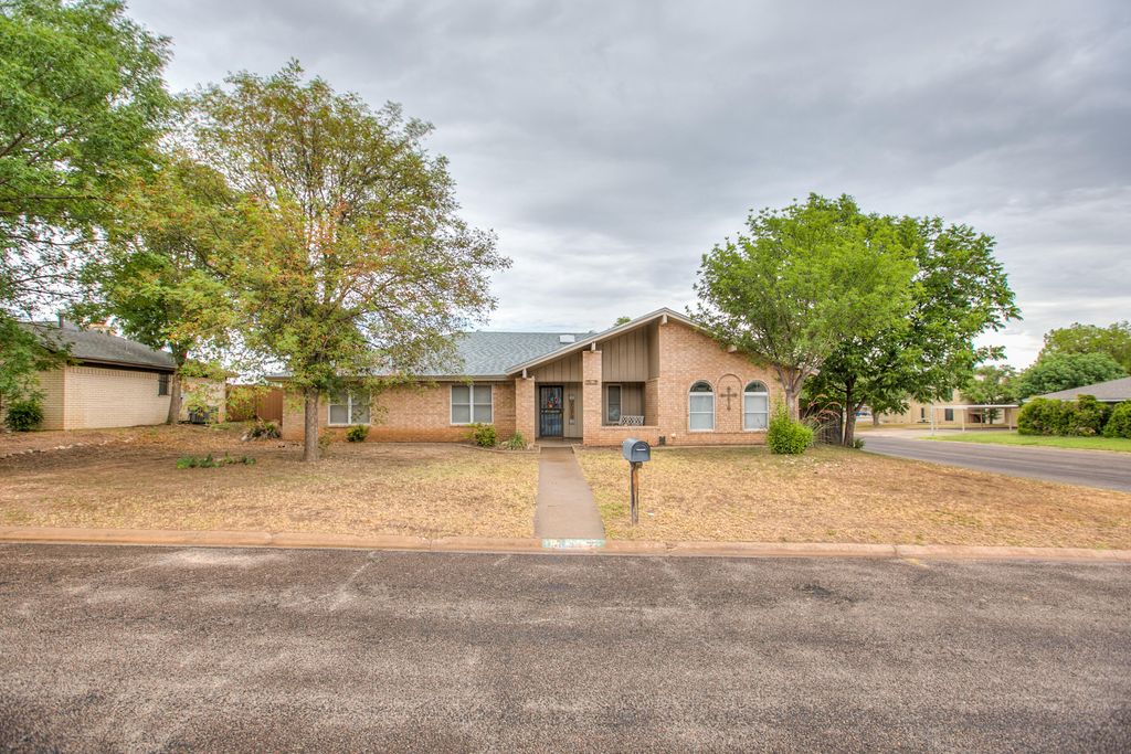 Image 2 of property listing at 2802 Canyon Creek Drive, San Angelo, TX 76904