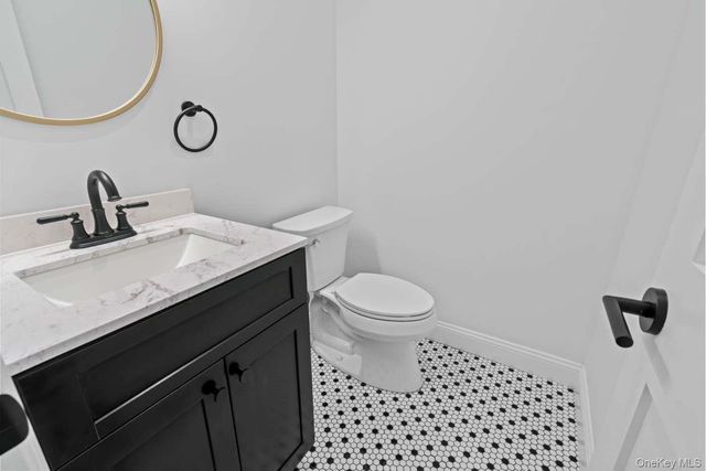 457 Pond Path, East Setauket, NY 11733