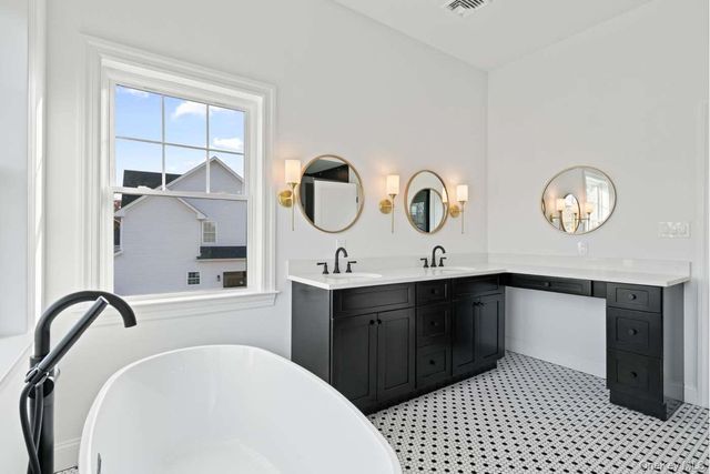 457 Pond Path, East Setauket, NY 11733