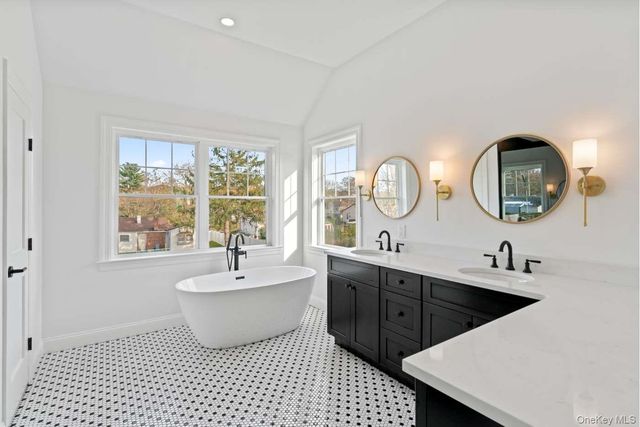 457 Pond Path, East Setauket, NY 11733